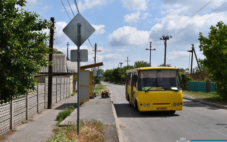 У Нікополі оновлюють автобусні зупинки в районі Новопавлівки