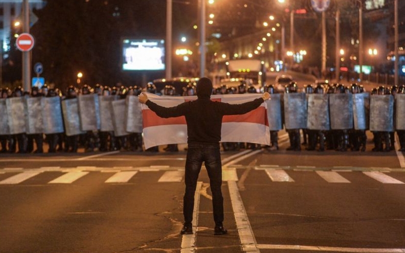 Білорусь: Демонстранти в Мінську будують 