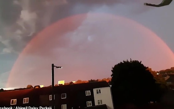 Цього не може бути: НЛО розгорнули червоний купол у Англії (відео)