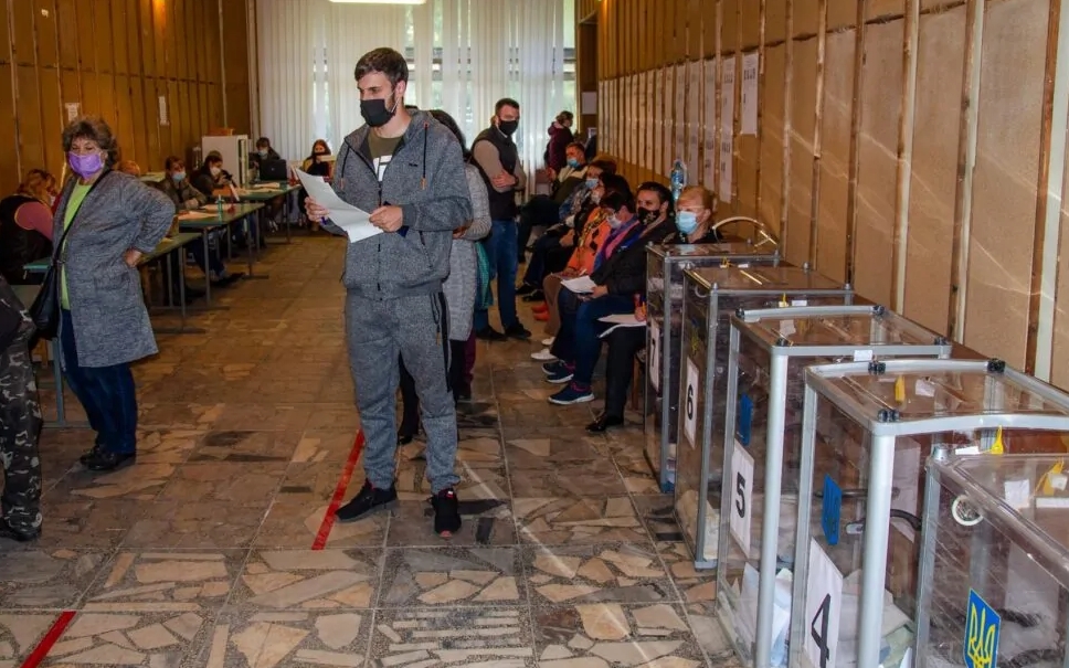 Нікополь у день виборів - фото