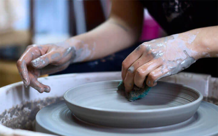 В гончарній майстерні Нікополя сотні дітей вчаться ліпити з глини
