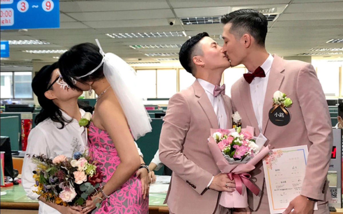 ЛГБТ-весілля на Тайвані під час військового фестивалю