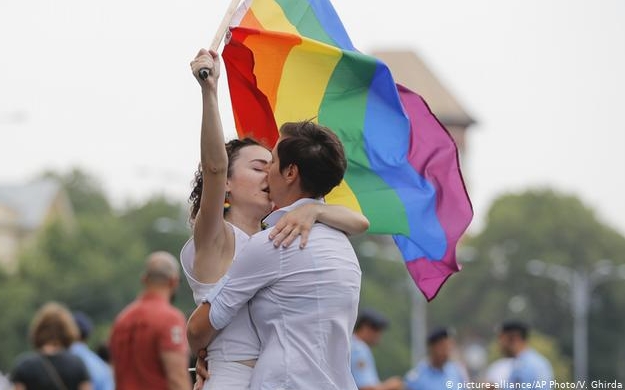 В Швейцарії схвалили закон про одностатеві шлюби - коли в Україні?