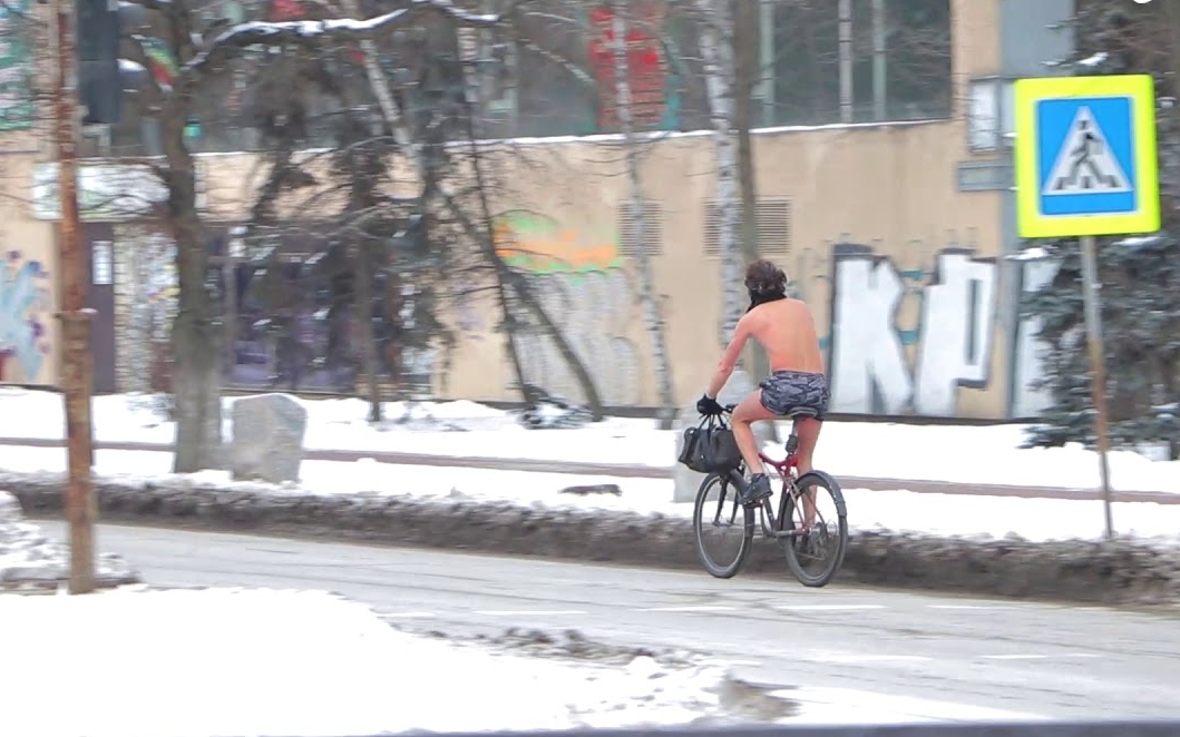 Голий велосипедист їздить вулицями Нікополя - фото
