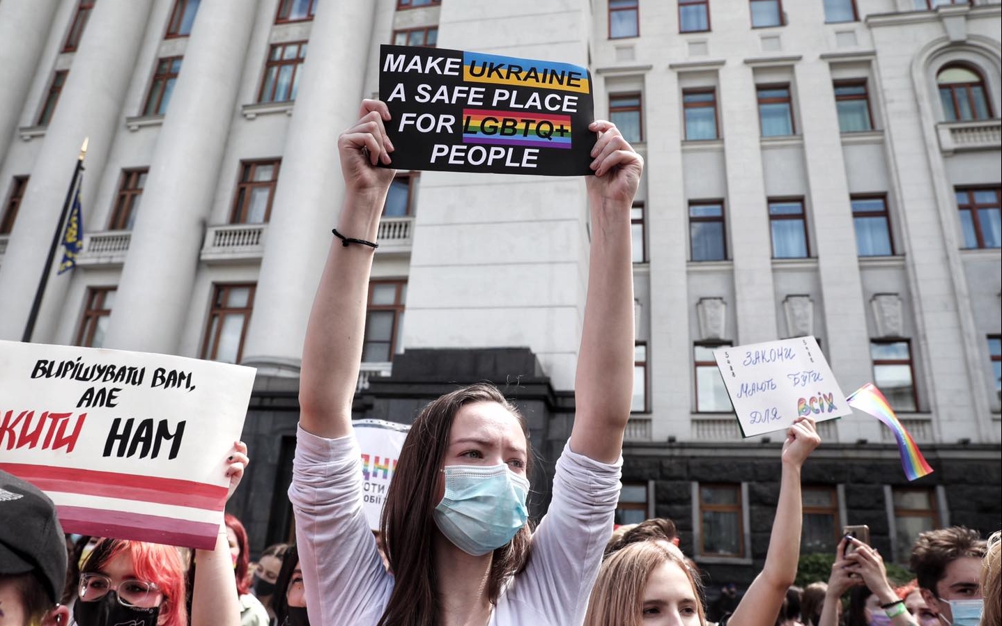 ПриватБанк став на захист прав ЛГБТ+ в Україні - випустив веселкові карти
