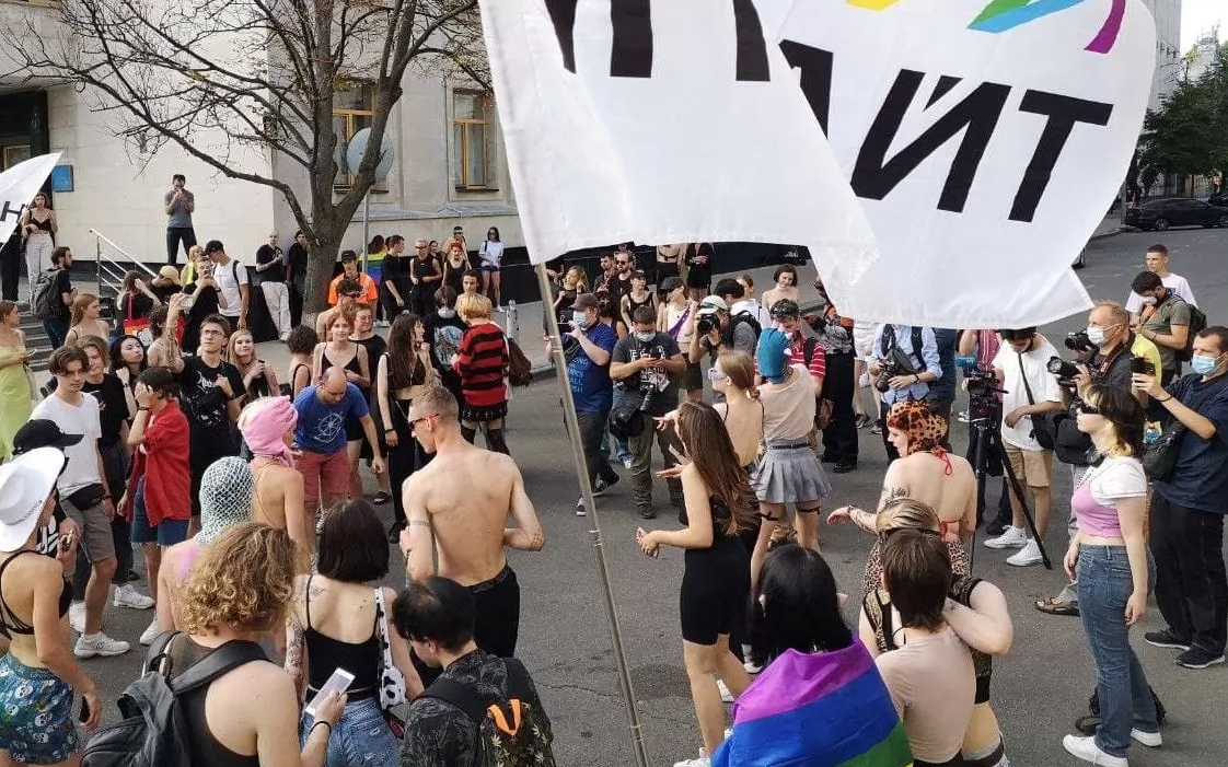 Рейв проти ненависті: українські ЛГБТ влаштували танці під Офісом Зеленського