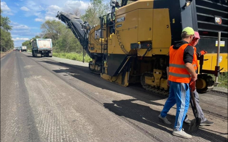 У Дніпропетровській області стартував ремонт Нікопольської траси: на автодорозі Р - 73/Н - 08/Нікополь - працює дорожня техніка