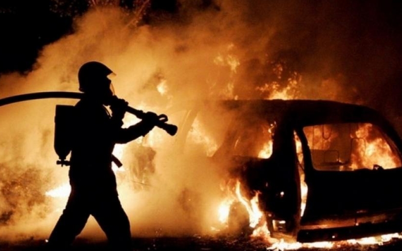 Небезпечний вогонь: у Нікополі згоріла автівка