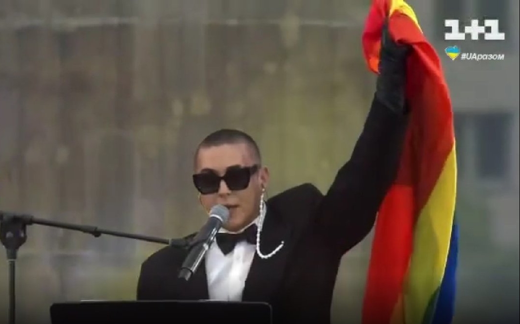 Український співак MELOVIN у Берліні підняв прапор ЛГБТ на сцені 