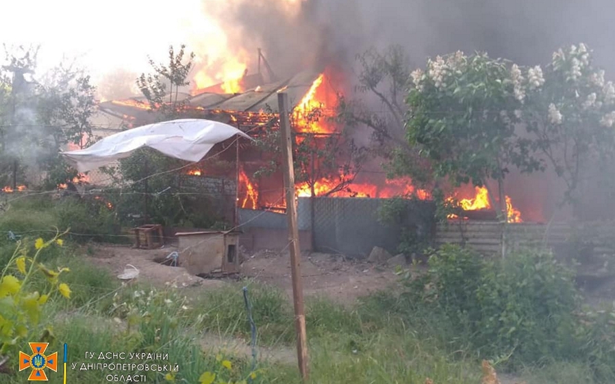 У селі під Нікополем горіла приватна оселя: пожежу гасили 
