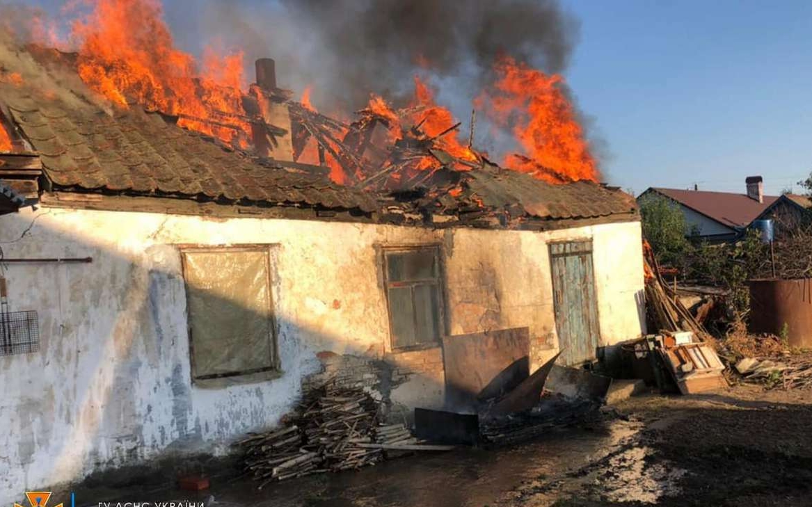 У Нікополі горіла господарська споруда: пожежу гасили 13 рятувальників