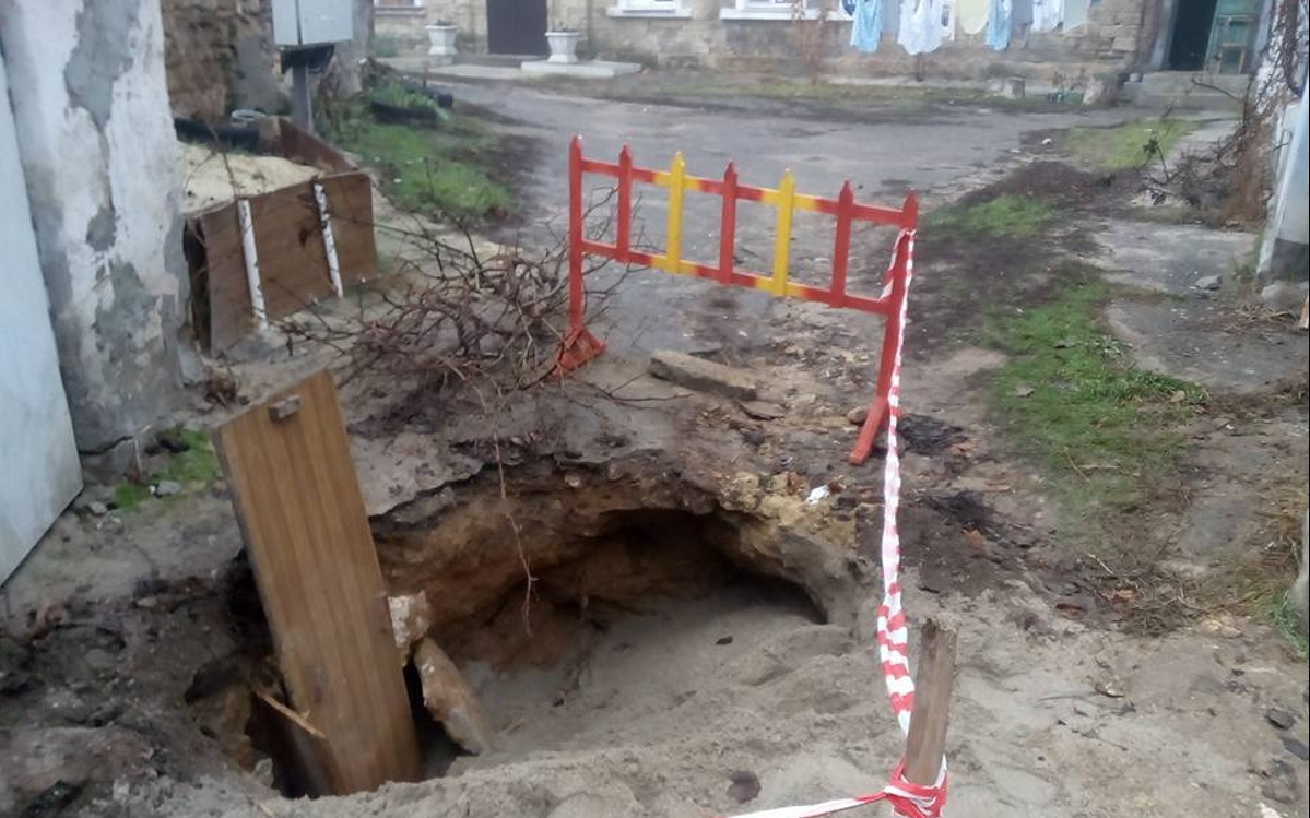 У Дніпровській області дворічна дівчинка впала у вигрібну яму