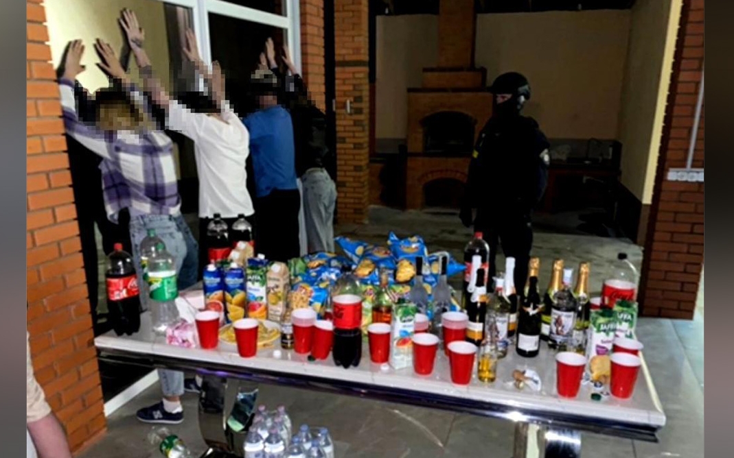 На Дніпровщині у комендантську годину проводили закриті вечірки з алкоголем та наркотиками