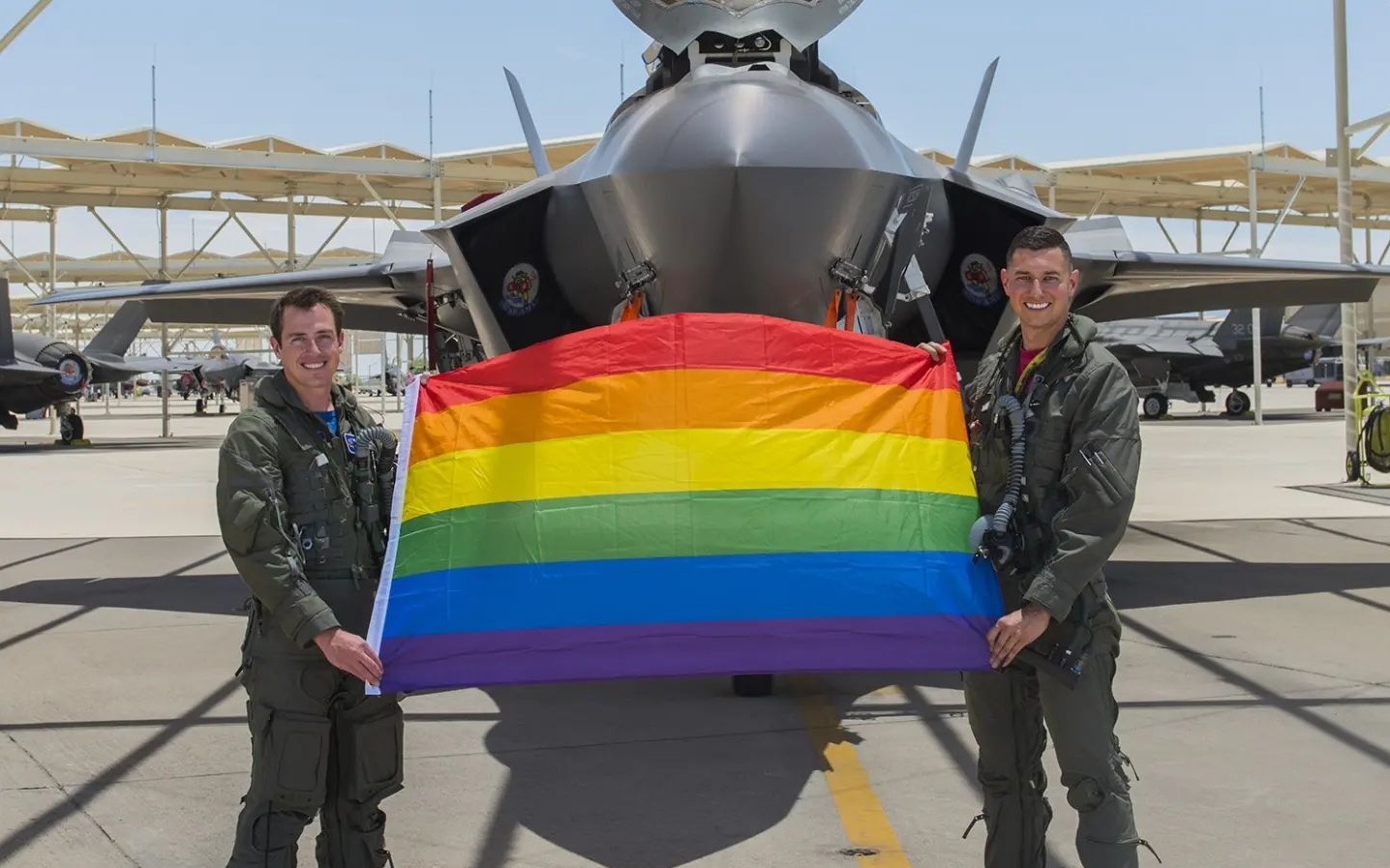 В Україні можуть легалізувати одностатеві шлюби через ЛГБТ-військових - петиція