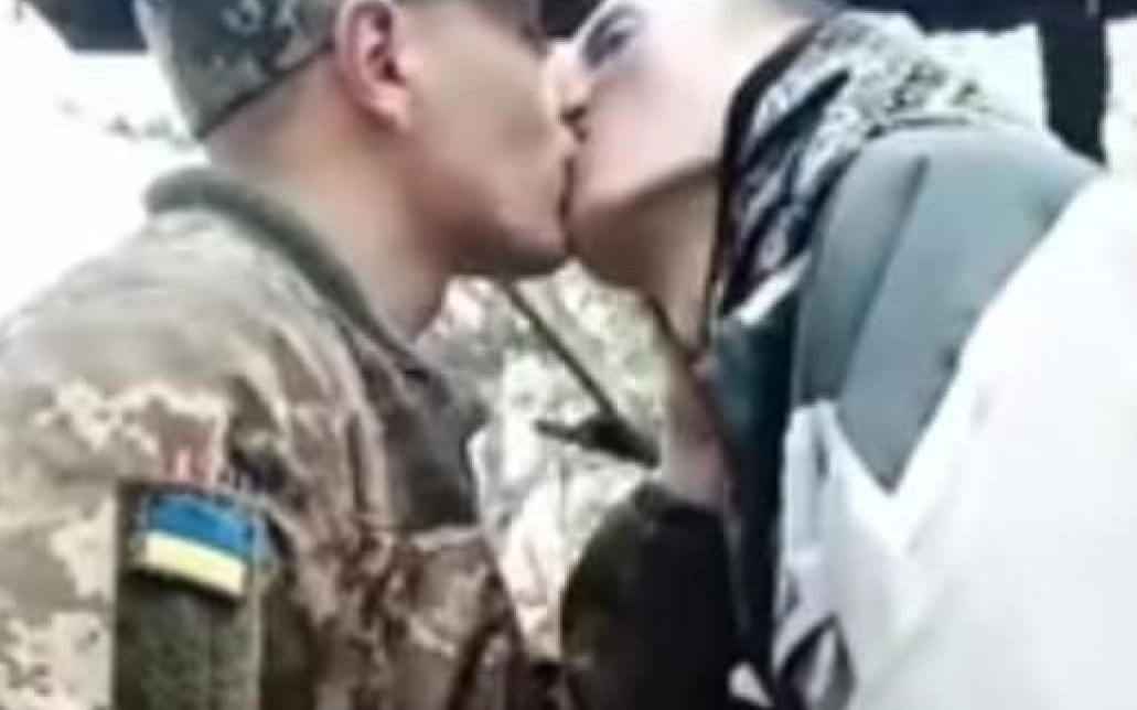 Захисник України поцілував коханого на війні [відео]