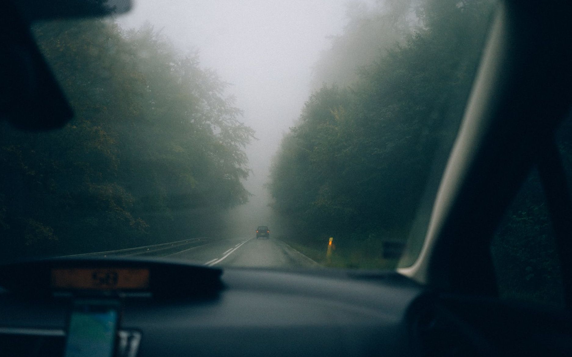 Будьте уважні та обережні! На дорогах Нікополя і району непроглядний туман: вісокий рівень небезпеки