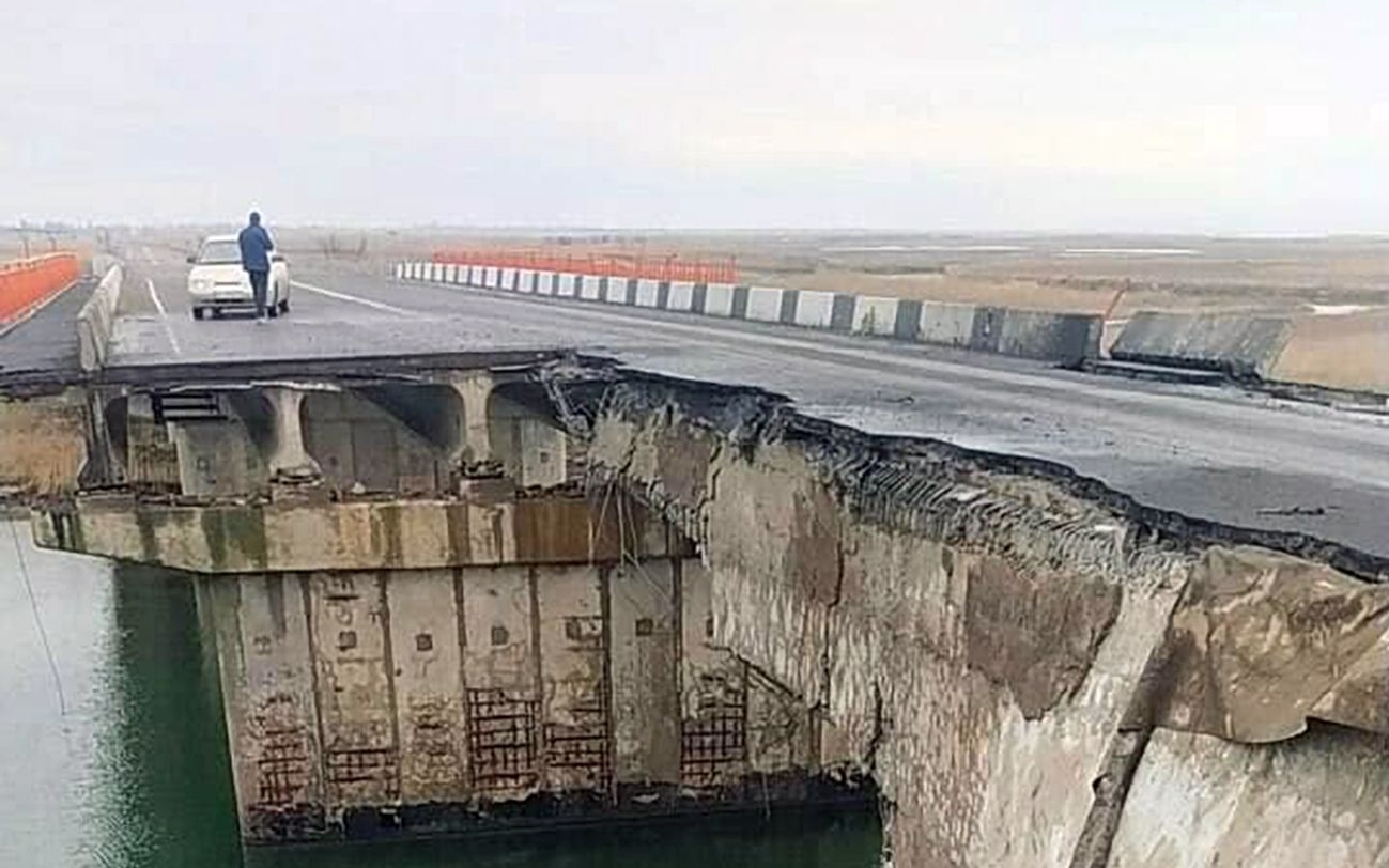 Міст з Херсону підірвано: окупанти у пастці