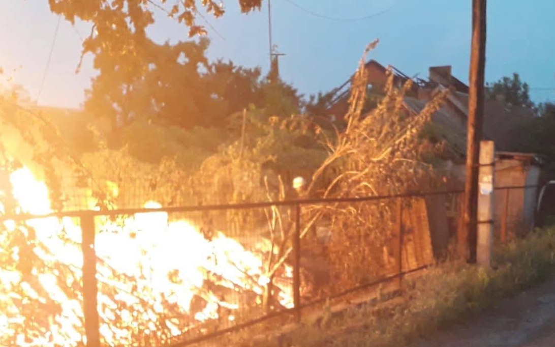 Через обстріли Нікополь залишився без світла: тисячі будинків 