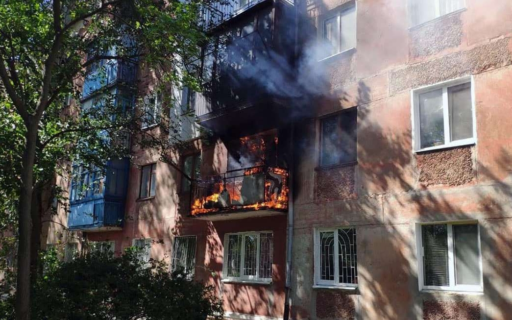 15 рятувальників загасили пожежу в Марганці
