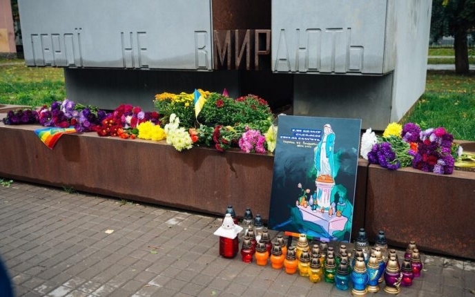 ХарківПрайд провів акцію вшанування пам’яти ЛГБТ+ людей, які загинули внаслідок російського вторгнення
