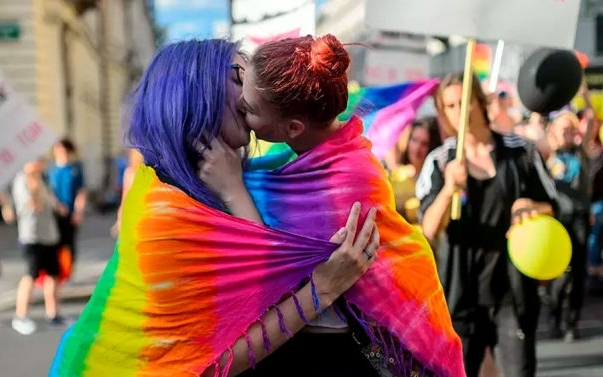 Словенія легалізувала одностатеві шлюби та всиновлення дітей ЛГБТ+ парами