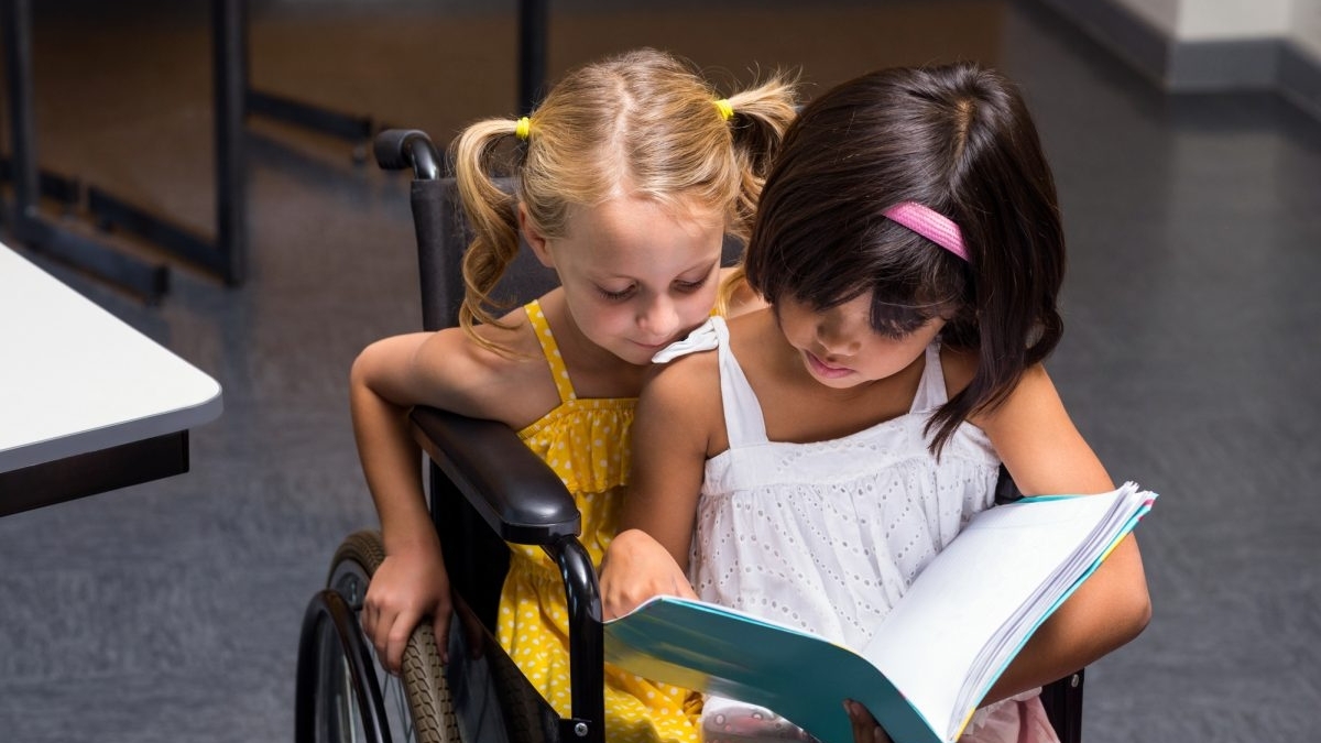 ЮНІСЕФ розроблило брошуру, яка допоможе малечі адаптуватись до життя з інвалідністтю