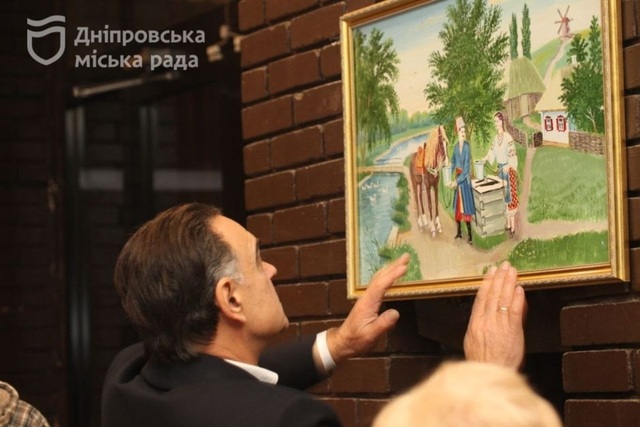 Без рук: у Дніпрі відкрили виставку картин Василя Мельника