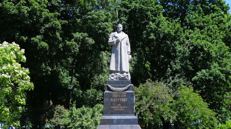 Демонтаж памятника Ватутіну