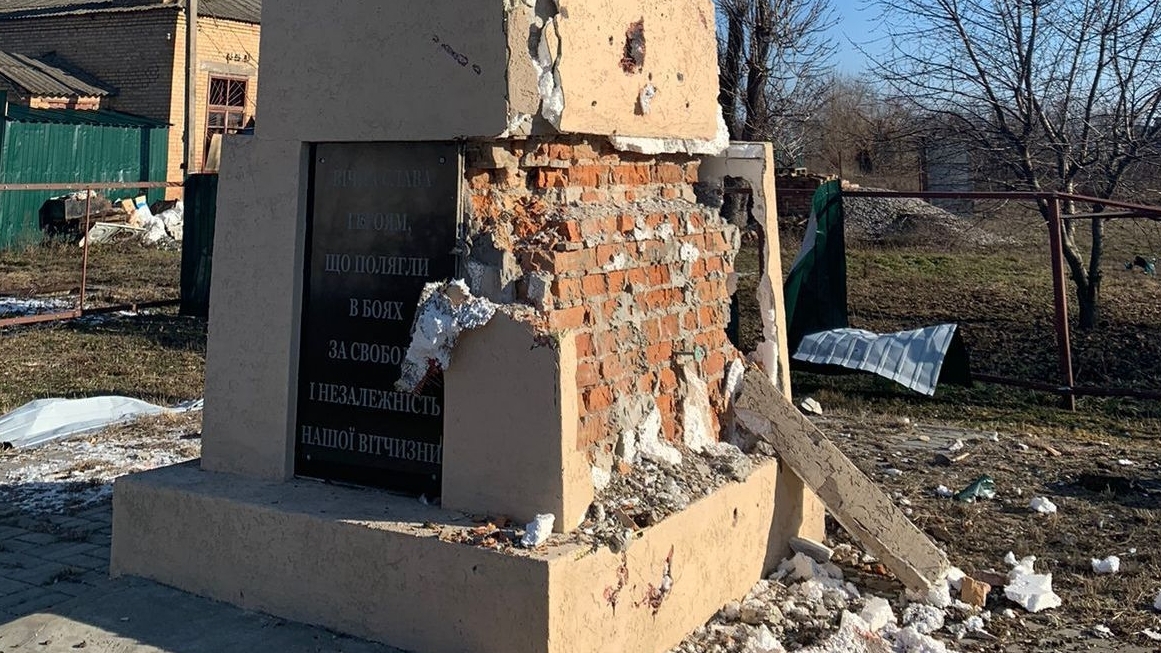 Рашисти зруйнували пам'ятник українським Героям, що полягли у боротьбі за незалежність