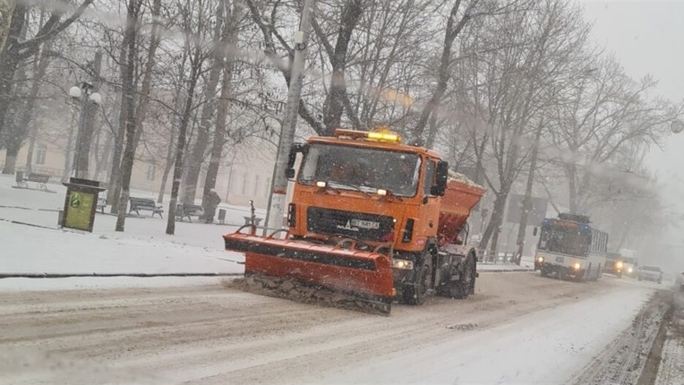 У Дніпроській області комунальники ліквідують наслідки снігопадів