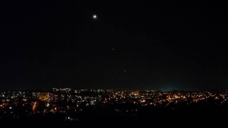 В України зараз можна побачити, як Місяць, Юпітер та Венера вишикувалися в один ряд