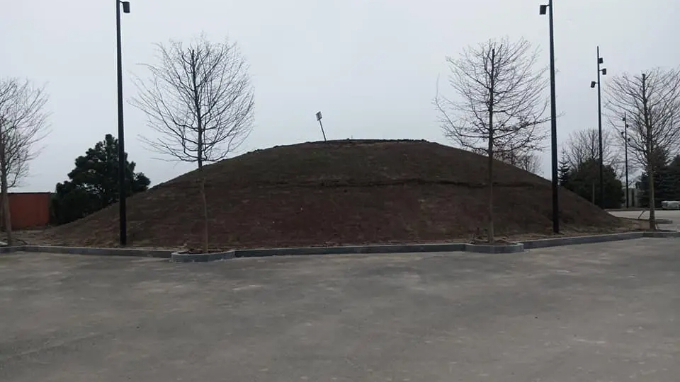 В передмісті Дніпра здійснюється знищення стародавнього кургану, що є об'єктом державної охорони
