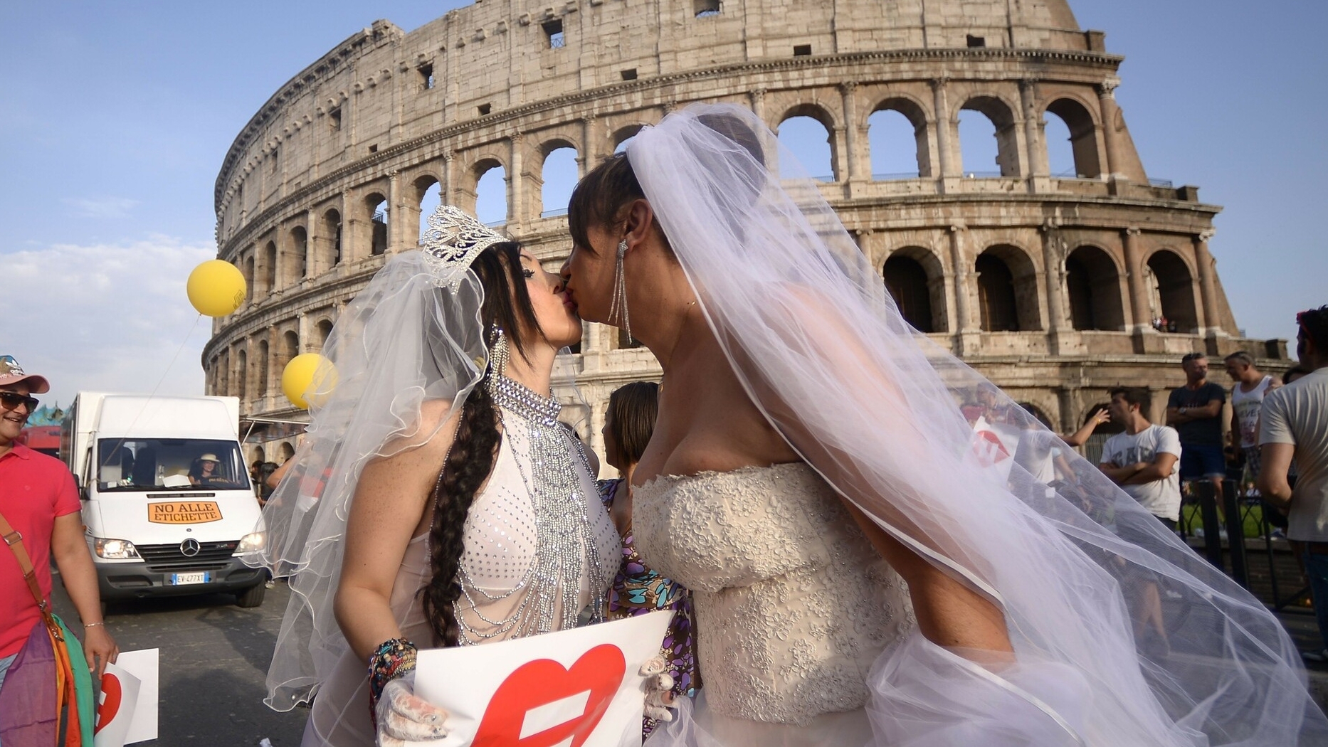 Італійцям не дозволяють реєструвати іноземні свідоцтва про народження дітей, народжених в одностатевих шлюбах
