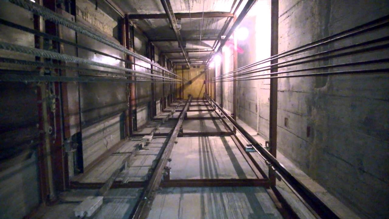 73 річний чоловік упав в шахту ліфта