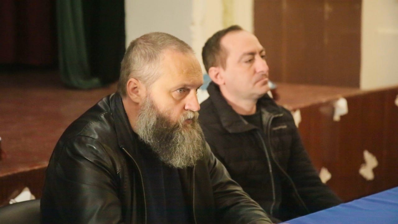 Євген Євтушенко  зустрівся з переселенцями в Дмитрівці