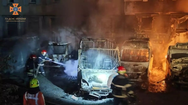 Криворізькі вогнеборці ліквідували загорання пяти мікроавтобусів
