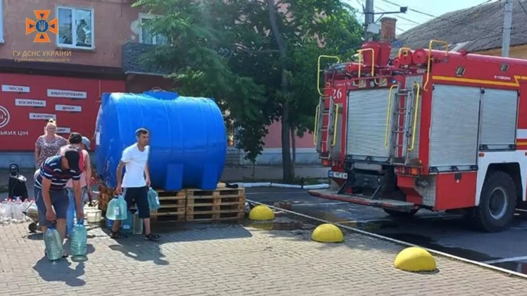 Дніпровські рятувальники продовжують підвозити воду для населення