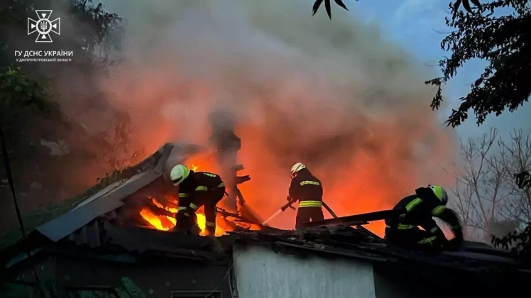 Дніпровські вогнеборці загасили палаючий дах житлового будинку