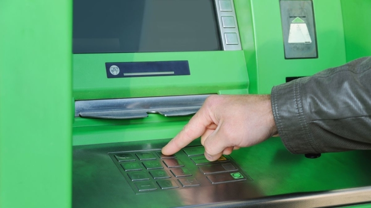 Чоловік намагався вкрасти гроші з банкомата на Дніпровщині