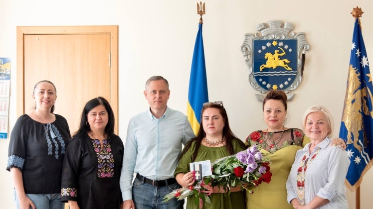 У Нікополі нагородили волонтерку на День прапора України