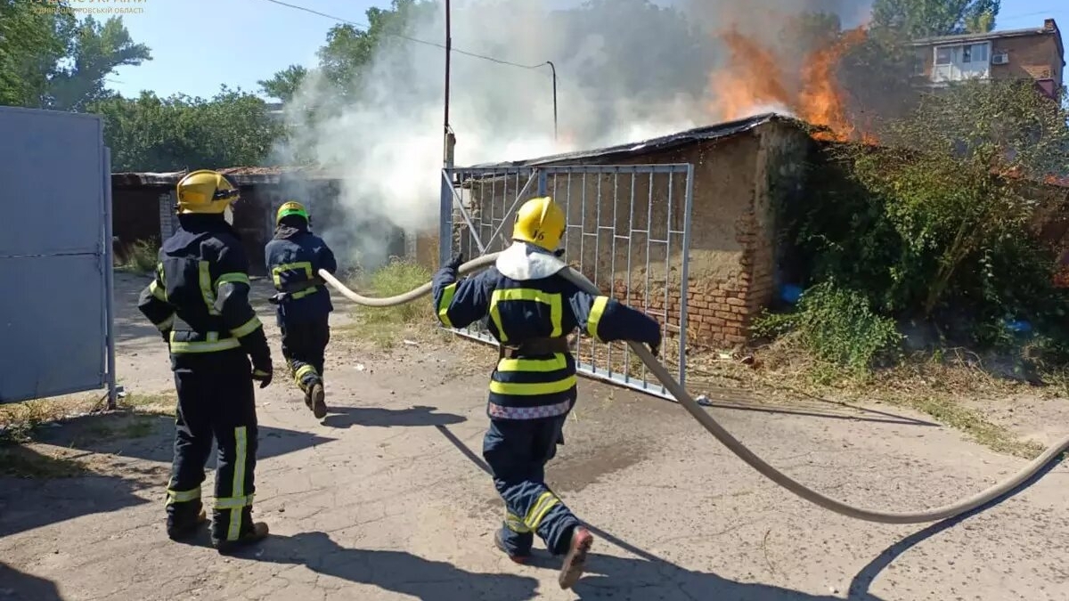 Криворізькі вогнеборці ліквідували пожежу в господарчій споруді