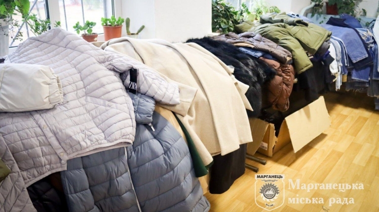 Як допомагають мешканцям Марганця отримати зимовий одяг?