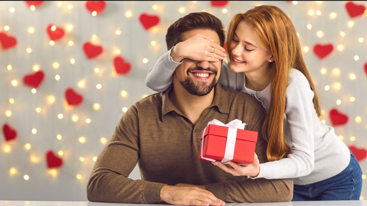 Як вибрати подарунок чоловікові-жінці на день народження