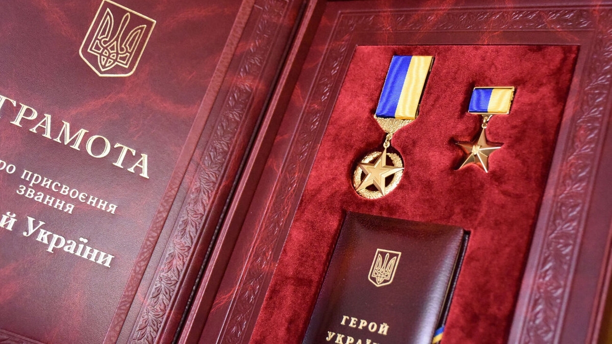 Звання Герой України хочуть присвоювати кожному загиблому військовослужбовцю. Чим це загрожує державі?
