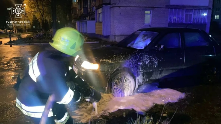 Загоряння авто у Павлограді ліквідували співробітники ДСНС