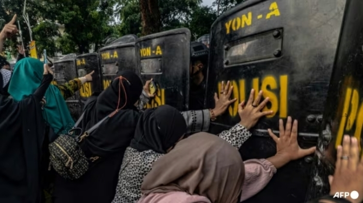 Гомофоби в Індонезії напали на поліцію