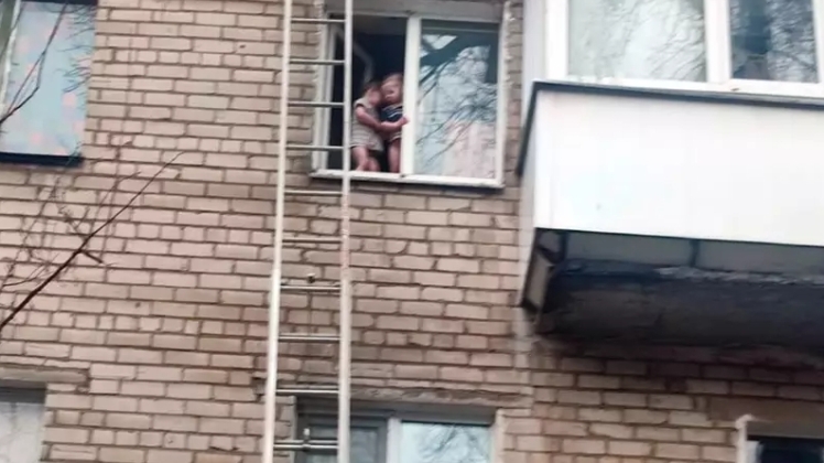 У Павлограді діти ледь не випали з вікна третього поверху