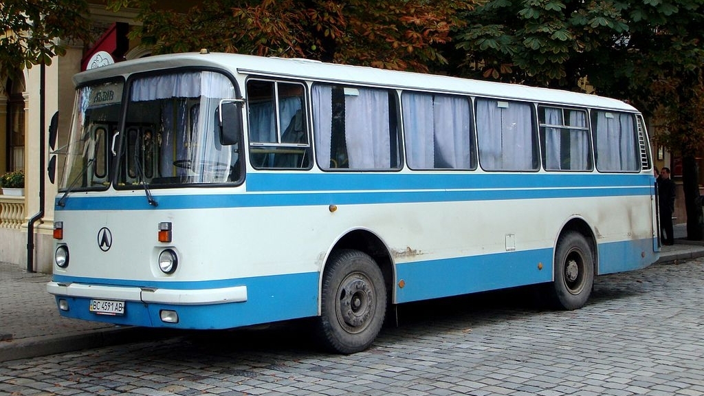 У Павлограді на чоловіка упав автобус