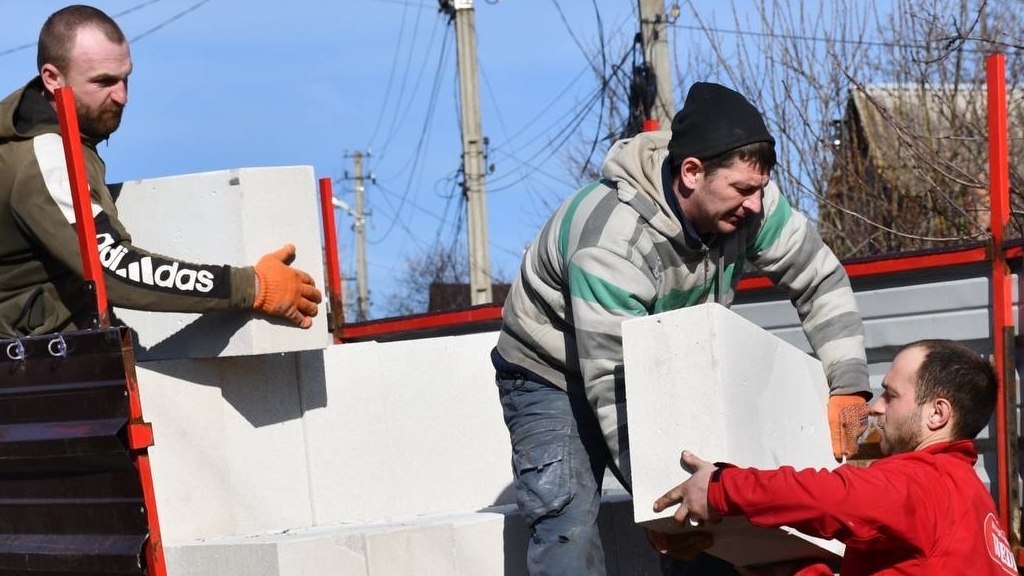 Нікопольцям продовжують допомагати відновлювати будинки пошкоджені ворожими обстрілами