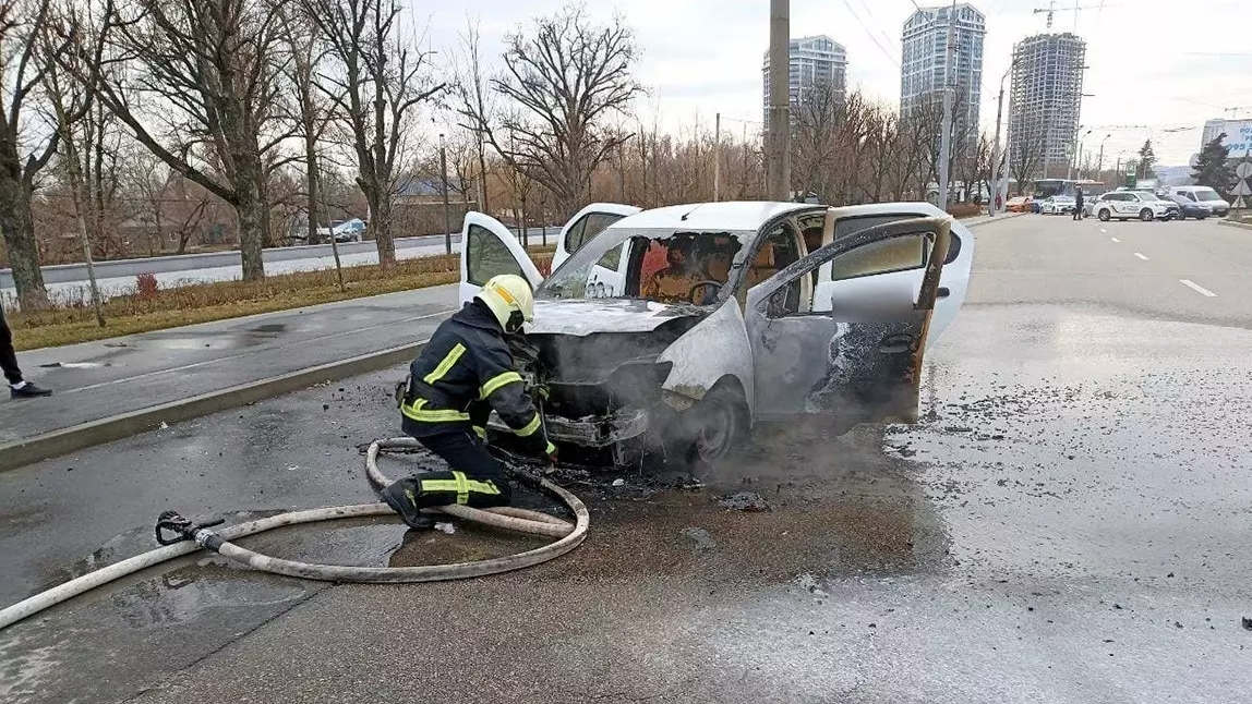 У Дніпрі спалахнула автівка